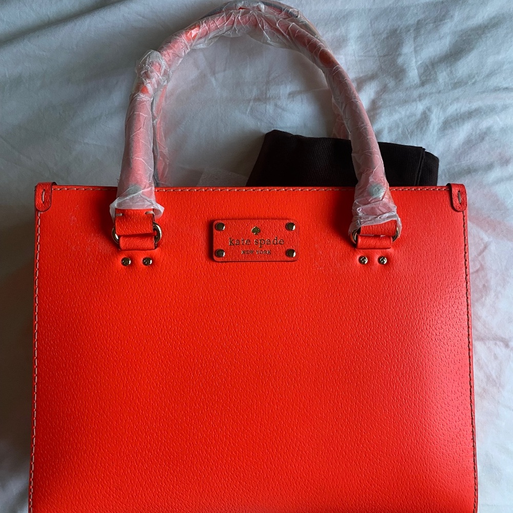 Kate Spade Quinn Wellesley Coral

12 (L) x 9.5 (H) x 5.5 (W) inches